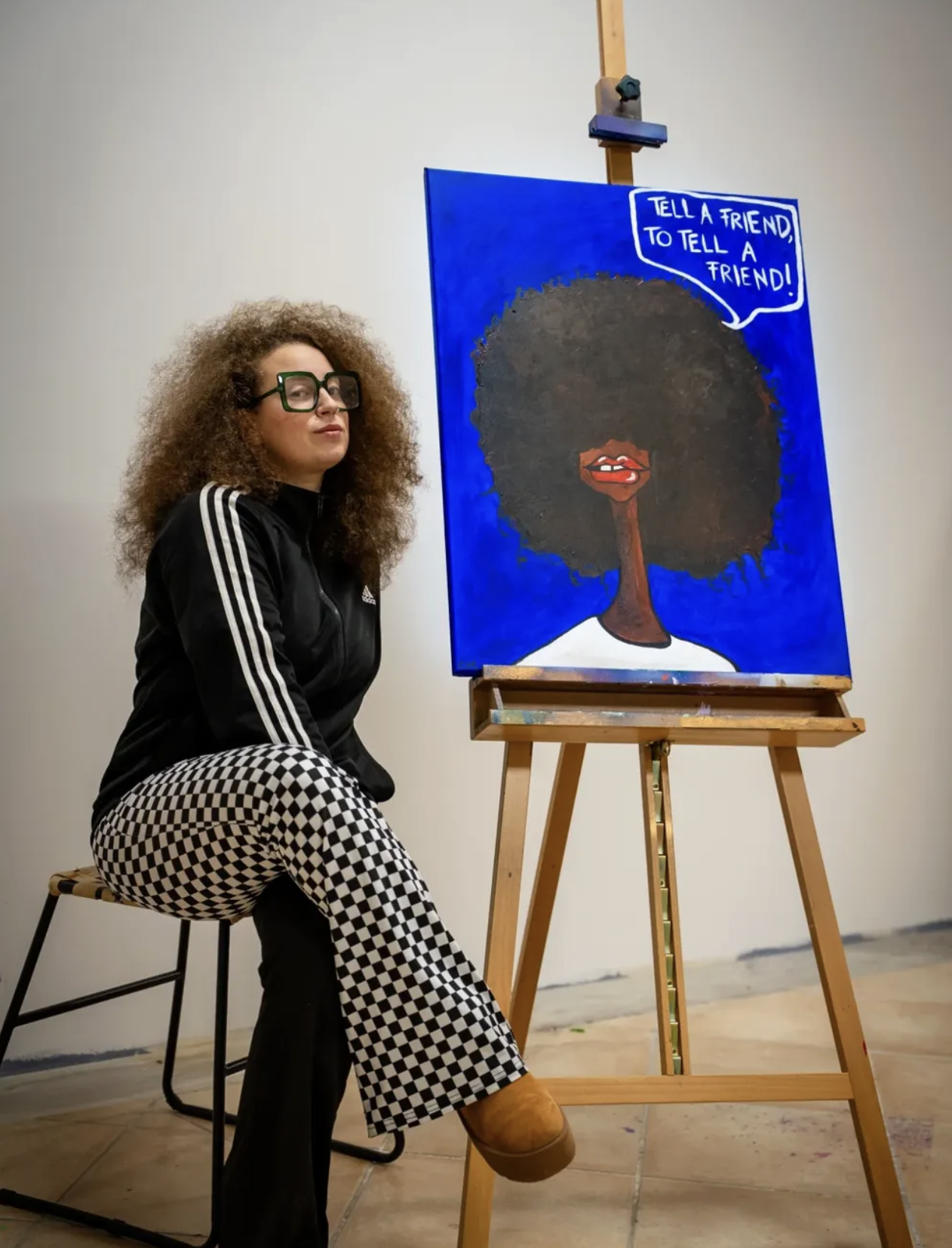 Venusa im Atelier mit blauem Afro-Portrait